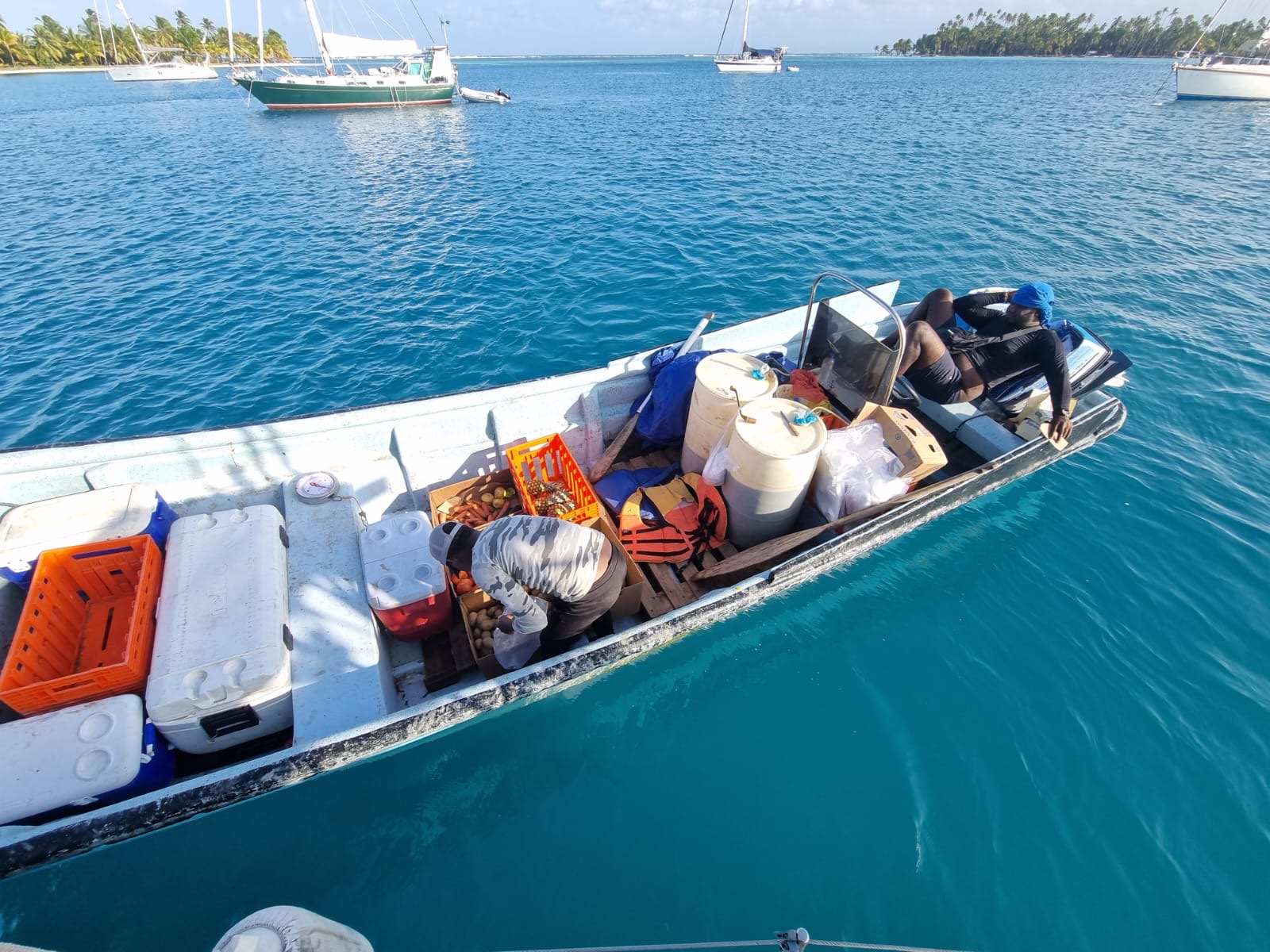 Zwei Männer auf einem kleinen mit Lebensmitteln gefüllten Boot in San Blas.