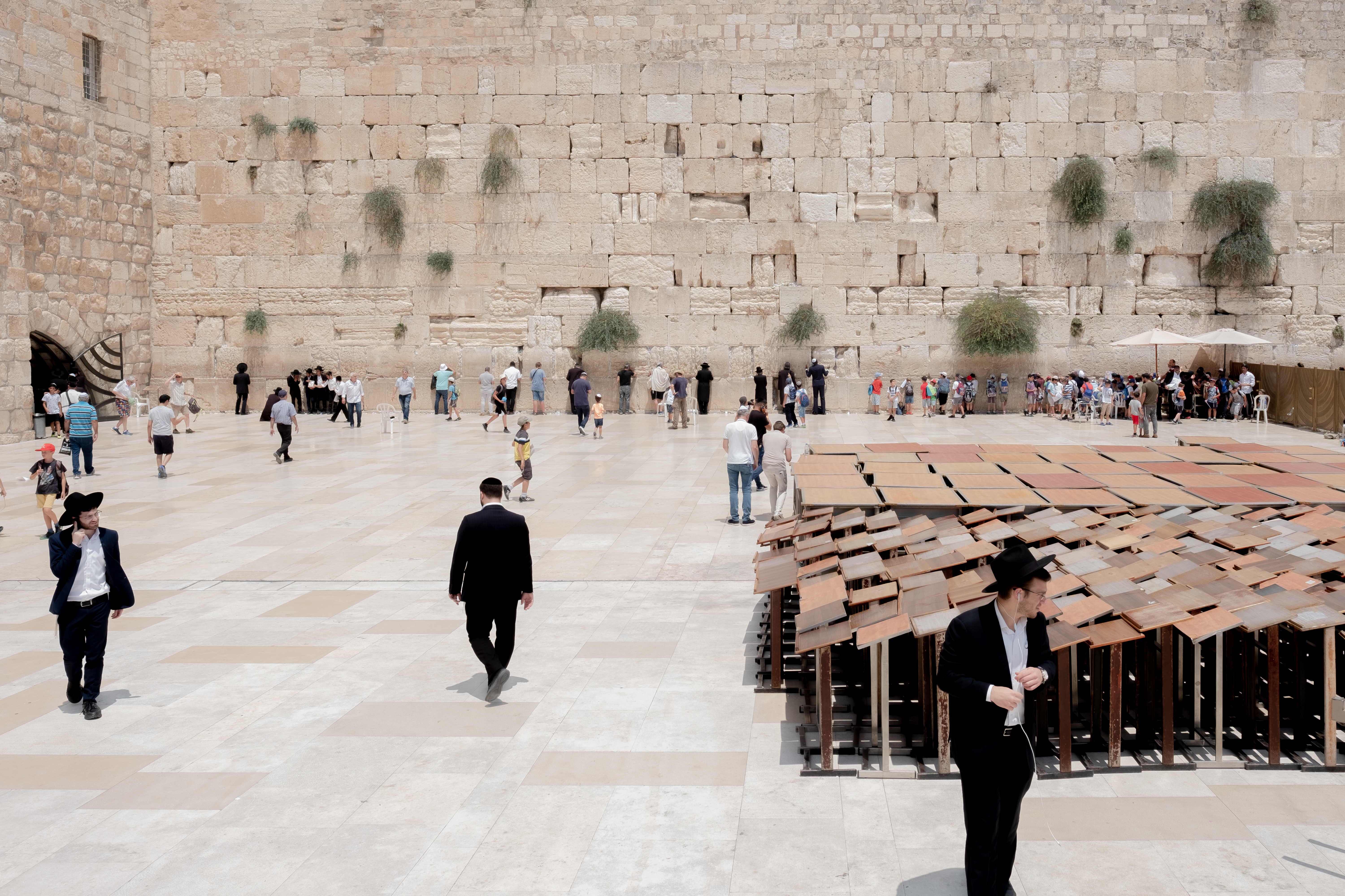 Westmauer oder Klagemauer im Jüdischen Viertel der Altstadt von Jerusalem mit jüdischen Gläubigen und Ultraorthodoxen.