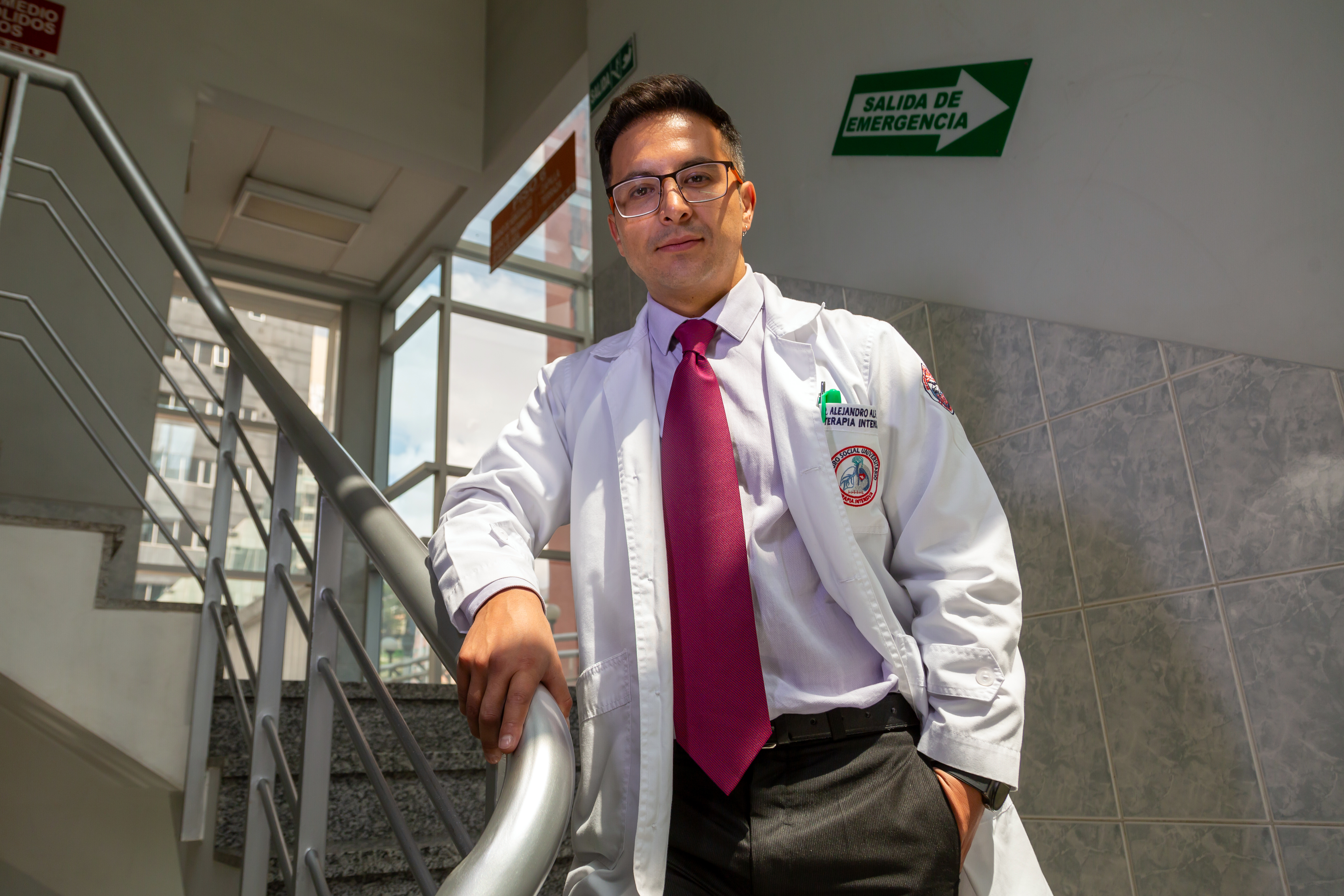 Marcelo Alfaro in seinem Arztkittel im Treppenhaus des Universitätsspital von La Paz, Bolivien.