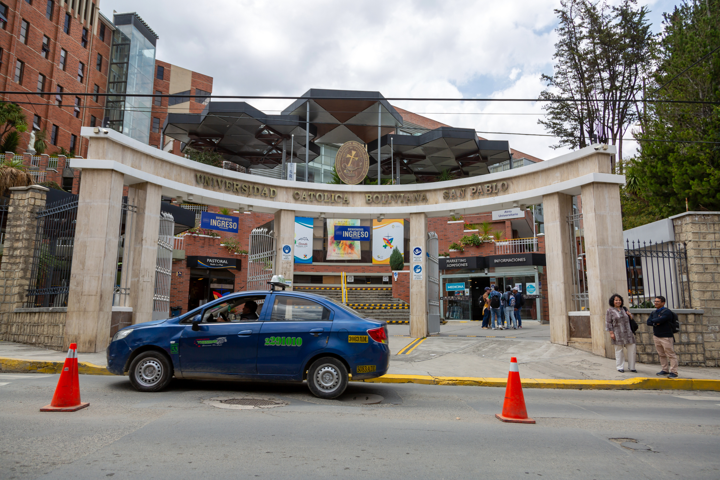 Eingang der katholischen Universität San Pablo in La Paz, Bolivien.